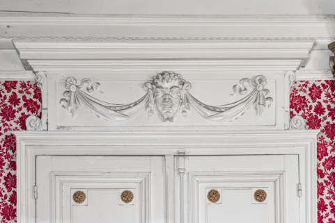 dessus-de-porte © Région Bourgogne-Franche-Comté, Inventaire du patrimoine  dessus-de-porte © Région Bourgogne-Franche-Comté, Inventaire du patrimoine