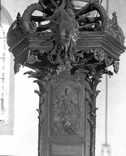 Bas-relief du dorsal : un évêque. © Région Bourgogne-Franche-Comté, Inventaire du Patrimoine