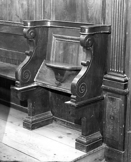 Stalle avec siège levé. © Région Bourgogne-Franche-Comté, Inventaire du Patrimoine