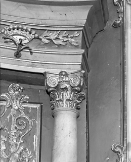 Retable du maître-autel : chapiteau et entablement. © Région Bourgogne-Franche-Comté, Inventaire du Patrimoine