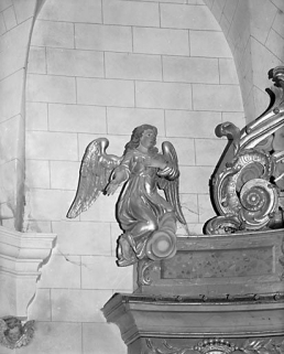 Retable du maître-autel : anges en pendant, ange gauche. © Région Bourgogne-Franche-Comté, Inventaire du Patrimoine