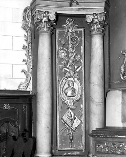 Retable du maître-autel : aile droite avec médaillon et instruments liturgiques. © Région Bourgogne-Franche-Comté, Inventaire du Patrimoine
