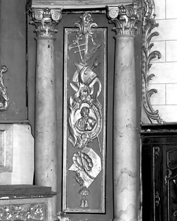 Retable du maître-autel : aile droite avec médaillon et instruments liturgiques. © Région Bourgogne-Franche-Comté, Inventaire du Patrimoine
