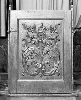 Détail du motif floral du portillon du confessionnal sud. © Région Bourgogne-Franche-Comté, Inventaire du patrimoine