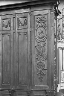 Détail du premier panneau sud : chute d'instruments de musique. © Région Bourgogne-Franche-Comté, Inventaire du patrimoine