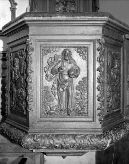 Détail de la cuve : panneau représentant le Christ. © Région Bourgogne-Franche-Comté, Inventaire du patrimoine