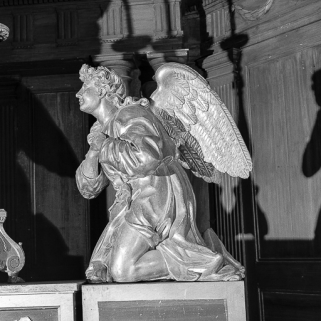 Ange de droite, vue de profil gauche. © Région Bourgogne-Franche-Comté, Inventaire du patrimoine