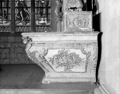 Détail : gradin et tombeau, vue latérale. © Région Bourgogne-Franche-Comté, Inventaire du patrimoine