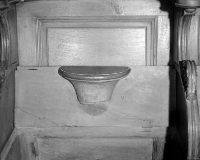 Détail : miséricorde avec signature JOSEPH IOBIN. © Région Bourgogne-Franche-Comté, Inventaire du patrimoine