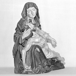 Vierge de Pitié en bois : vue de trois quarts droit. © Région Bourgogne-Franche-Comté, Inventaire du patrimoine