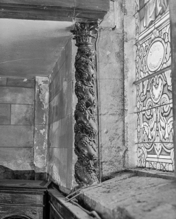 Colonne torse soutenant la tribune. © Région Bourgogne-Franche-Comté, Inventaire du patrimoine