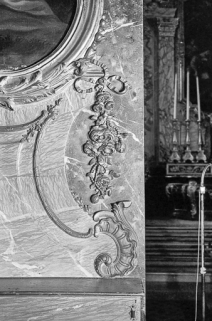 Autel-retable latéral gauche, détail : chute de fleurs. © Région Bourgogne-Franche-Comté, Inventaire du patrimoine