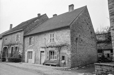 Maison cadastrée 1965 AD 254, située le long du chemin départemental n° 70 : façades antérieue et latérale droite. © Région Bourgogne-Franche-Comté, Inventaire du patrimoine