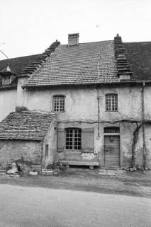 Partie habitation en 1974. A noter le toit à "pas de moineaux" © Région Bourgogne-Franche-Comté, Inventaire du patrimoine