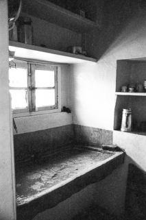 Ferme cadastrée 1965 AD : évier en pierre. © Région Bourgogne-Franche-Comté, Inventaire du patrimoine