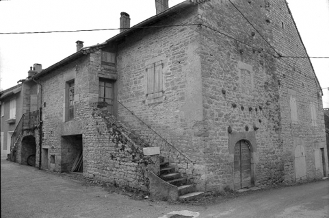 Maison cadastrée 1967 AH 149, située impasse du Quart d'Amont : façades antérieure et latérale droite. © Région Bourgogne-Franche-Comté, Inventaire du patrimoine