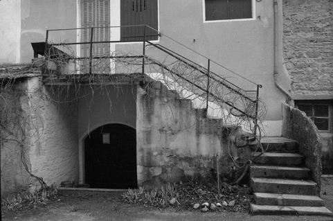 Maison cadastrée 1967 AH 154, située impasse du Quart d'Amont (1730 ?) : escalier extérieur, balcon et cave. © Région Bourgogne-Franche-Comté, Inventaire du patrimoine