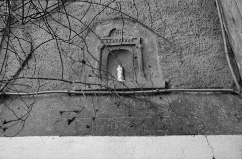 Ferme : statue de la Vierge dans une niche au-dessus de la porte d'entrée. © Région Bourgogne-Franche-Comté, Inventaire du patrimoine