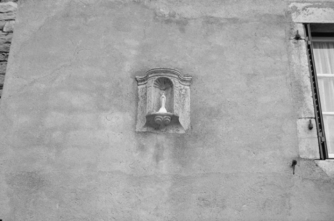 Ferme : statue de la Vierge dans une niche au-dessus de la porte d'entrée. © Région Bourgogne-Franche-Comté, Inventaire du patrimoine