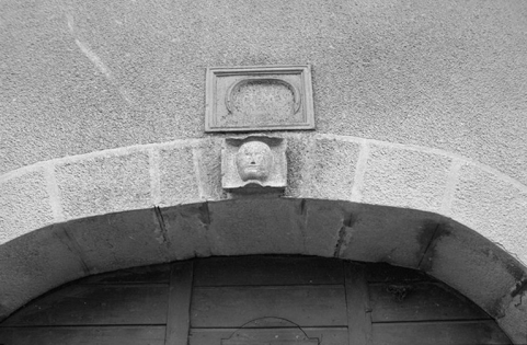 Ferme cadastrée 1940 B4 455  située le long du chemin vicinal ordinaire n° 4 : tête sculptée au-dessus de la porte de grange. © Région Bourgogne-Franche-Comté, Inventaire du patrimoine