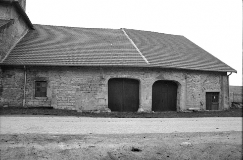 Ferme cadastrée 1940 B2 142  située le long du chemin de grande communication n° 68 : façade sur rue. © Région Bourgogne-Franche-Comté, Inventaire du patrimoine