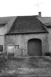 Ferme cadastrée 1940 B4 327  située au lieudit Coin du Dessus : façade postérieure. © Région Bourgogne-Franche-Comté, Inventaire du patrimoine