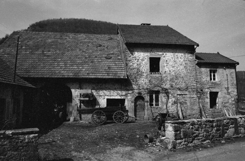 Ferme cadastrée 1964 AB 32 : façades antérieure et latérale droite. © Région Bourgogne-Franche-Comté, Inventaire du patrimoine