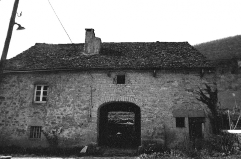 Ferme cadastrée 1964 AB 102  : façade postérieure. A noter le toit de laves. © Région Bourgogne-Franche-Comté, Inventaire du patrimoine