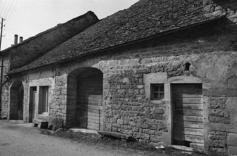 Ferme cadastrée 1964 AB  52 et 53 : façade antérieure vue de trois-quarts droit, toit de laves. © Région Bourgogne-Franche-Comté, Inventaire du patrimoine