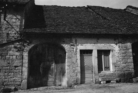 Ferme cadastrée 1964 AB 52 et 53 : façade antérieure vue de face, toits de laves. © Région Bourgogne-Franche-Comté, Inventaire du patrimoine