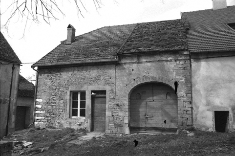 Ferme cadastrée 1965 AB  205, située rue de l'Eglise : façade antérieure. Une partie du toit est en laves. © Région Bourgogne-Franche-Comté, Inventaire du patrimoine