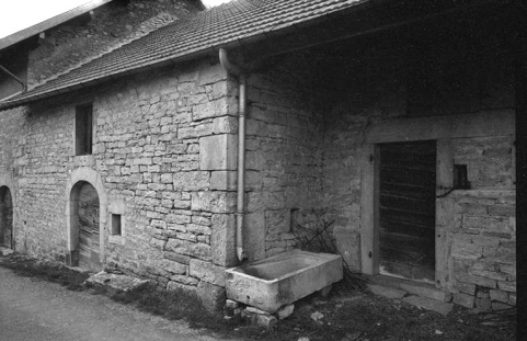 Ferme cadastrée 1965 AB 253, située rue de la Roche : partie nord. A noter l'auge en pierre devant la porte de l'écurie. © Région Bourgogne-Franche-Comté, Inventaire du patrimoine