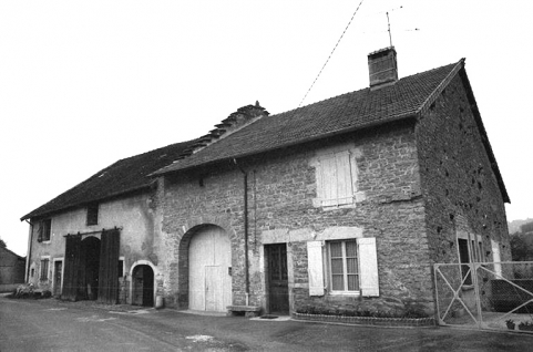 Fermes cadastrées 1961 AH 152-153, située rue des Guichard : façades antérieures. © Région Bourgogne-Franche-Comté, Inventaire du patrimoine