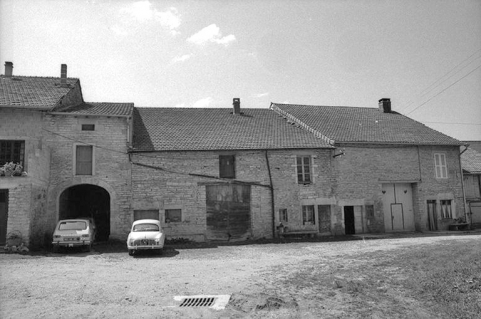 Fermes cadastrées 1965 AB 79-82 situées le long du chemin départemental  n° 210 de Crançot à La Marre : façades antérieures. © Région Bourgogne-Franche-Comté, Inventaire du patrimoine