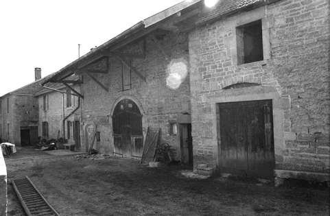 Ferme cadastrée 1957 A1 116, située le long du chemin de grande communication n° 96de Plasne à Mirebel : façade antérieure. © Région Bourgogne-Franche-Comté, Inventaire du patrimoine