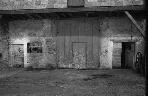 Ferme cadastrée 1957 A1 231 : portes des écuries de chaque côté de la grange. © Région Bourgogne-Franche-Comté, Inventaire du patrimoine