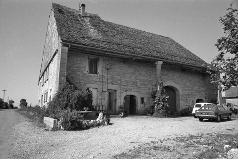 Ferme cadastrée 1957 A1 290, située chemin vicinal ordinaire de La Marre à Poligny : façades antérieure et latérale gauche. © Région Bourgogne-Franche-Comté, Inventaire du patrimoine