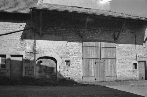 Ferme cadastrée 1957 A1 63 : portes d'écuries encadrant la porte de grange. © Région Bourgogne-Franche-Comté, Inventaire du patrimoine