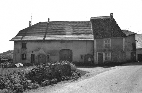 Ferme cadastrée 1957 A1 296, située le long du chemin de grande communication n° 96 de Plasne à Mirebel : façade antérieure. © Région Bourgogne-Franche-Comté, Inventaire du patrimoine