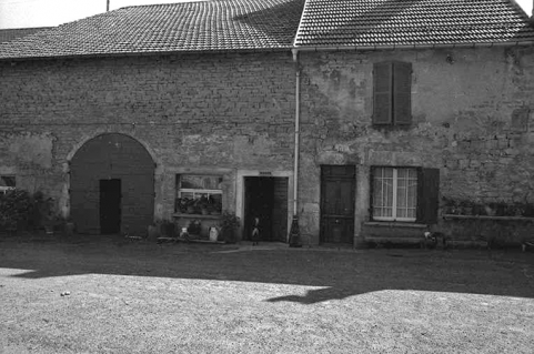 Fermes cadastrées 1957 A1 147, 148  et 151 : façades antérieures. © Région Bourgogne-Franche-Comté, Inventaire du patrimoine