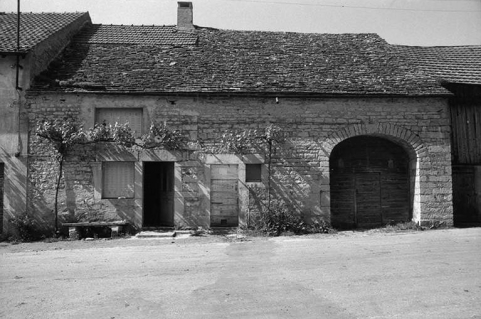 Ferme cadastrée 1957 A1 273, située le long chemin de grande communication n° 4 d'Orgelet à Arbois : façade antérieure. © Région Bourgogne-Franche-Comté, Inventaire du patrimoine