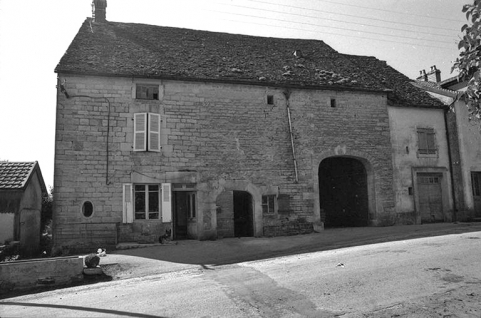Façade antérieure vue de face en 1974. © Région Bourgogne-Franche-Comté, Inventaire du patrimoine