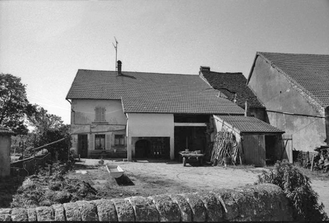 Ferme cadastrée 1957 A1 206, située le long du chemin de grande communication n° 4 d'Orgelet à Arbois : façade antérieure. © Région Bourgogne-Franche-Comté, Inventaire du patrimoine
