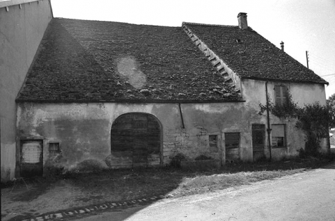 Ferme cadastrée 1957 A1 323 située le long du chemin vicinal n° 2 de La Marre à Poligny : façade antérieure. A noter le toit à "pas de moineaux". © Région Bourgogne-Franche-Comté, Inventaire du patrimoine