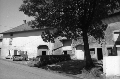 Ferme cadastrée 1957 A1 166, située le long du chemin de grande communication n° 4 d'Orgelet à Arbois : façade antérieure. © Région Bourgogne-Franche-Comté, Inventaire du patrimoine