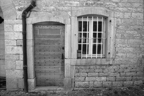 Ferme cadastrée 1967 AH 87, située le long du chemin départemental n° 209 E : porte d'entrée et fenêtre. © Région Bourgogne-Franche-Comté, Inventaire du patrimoine