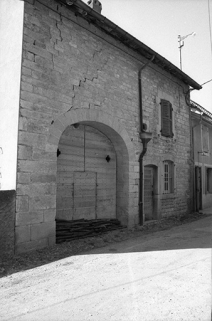 Ferme cadastrée 1967 AH 87, située le long du chemin départemental n° 209 E : façade antérieure vue de trois-quarts gauche. © Région Bourgogne-Franche-Comté, Inventaire du patrimoine
