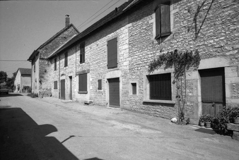 Maisons cadastrées 1967 AH 71-74, situées le long du chemin départemental n° 209 E : façades antérieures vues de trois-quarts droit. © Région Bourgogne-Franche-Comté, Inventaire du patrimoine