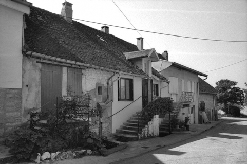 Maison cadastrée 1967 AH 95, 96 et 100, situées le long du chemin départemental n° 209 E : façades antérieures. © Région Bourgogne-Franche-Comté, Inventaire du patrimoine