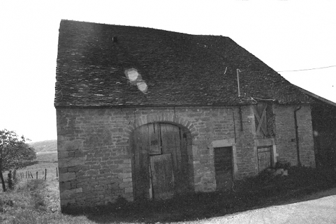Ferme cadastrée 1951 A3 242, située le long du chemin vicinal n° 3 du Pin à Montain : façade antérieure. © Région Bourgogne-Franche-Comté, Inventaire du patrimoine